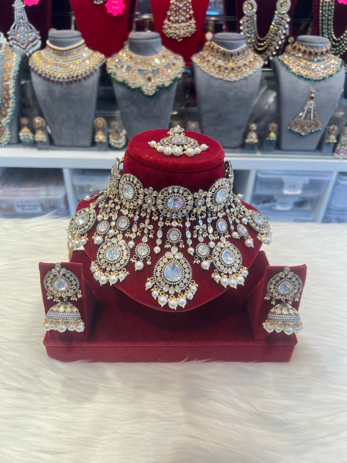 ZANIFA Kundan Chocker Set- Gold/Pearl