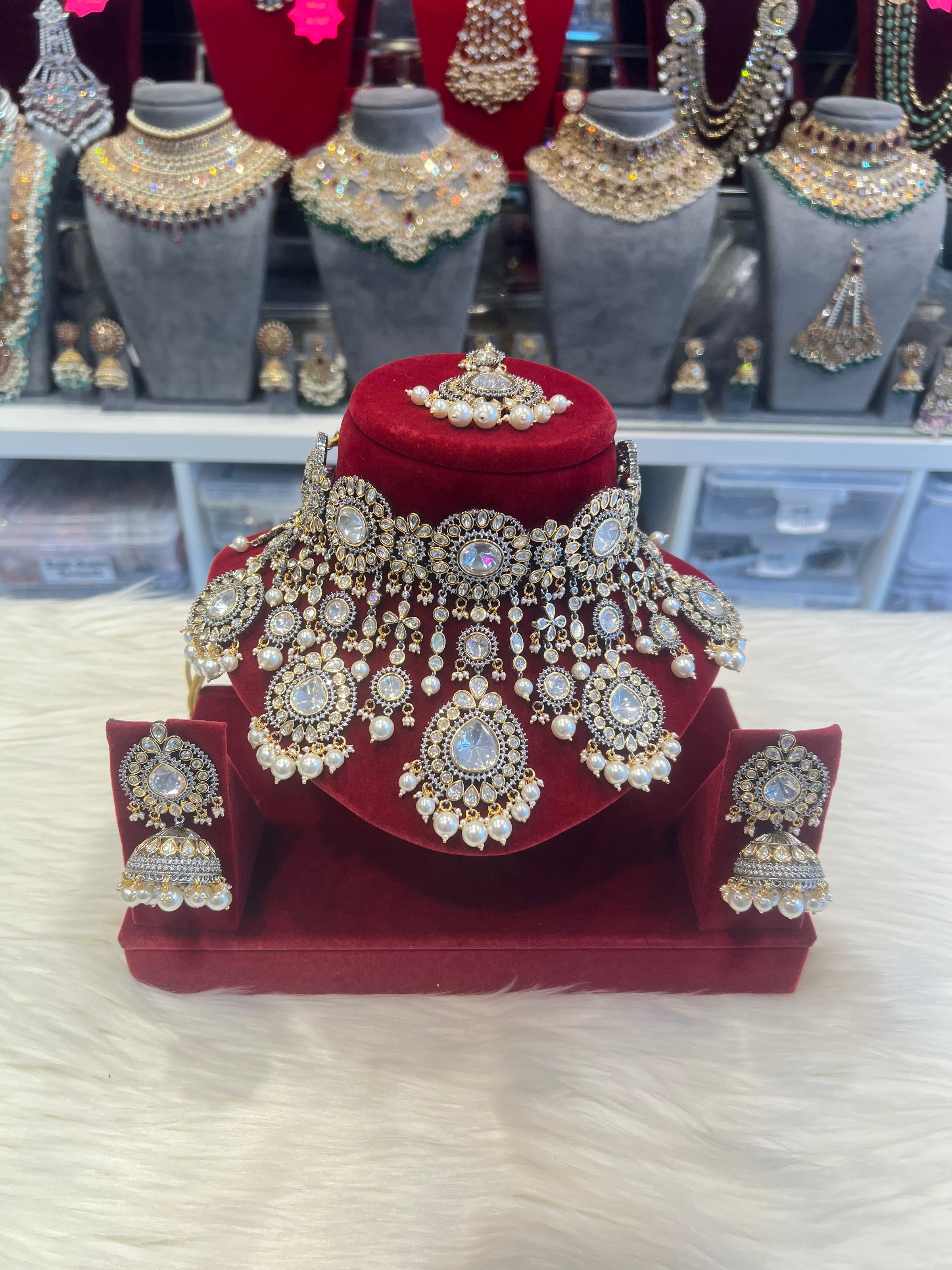 ZANIFA Kundan Chocker Set- Gold/Pearl