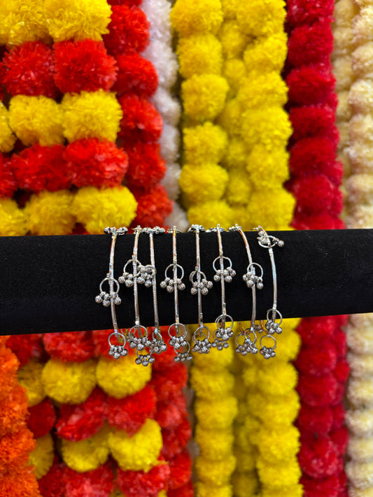KASHMIRI GHUNGROO GLASS BANGLES - Silver