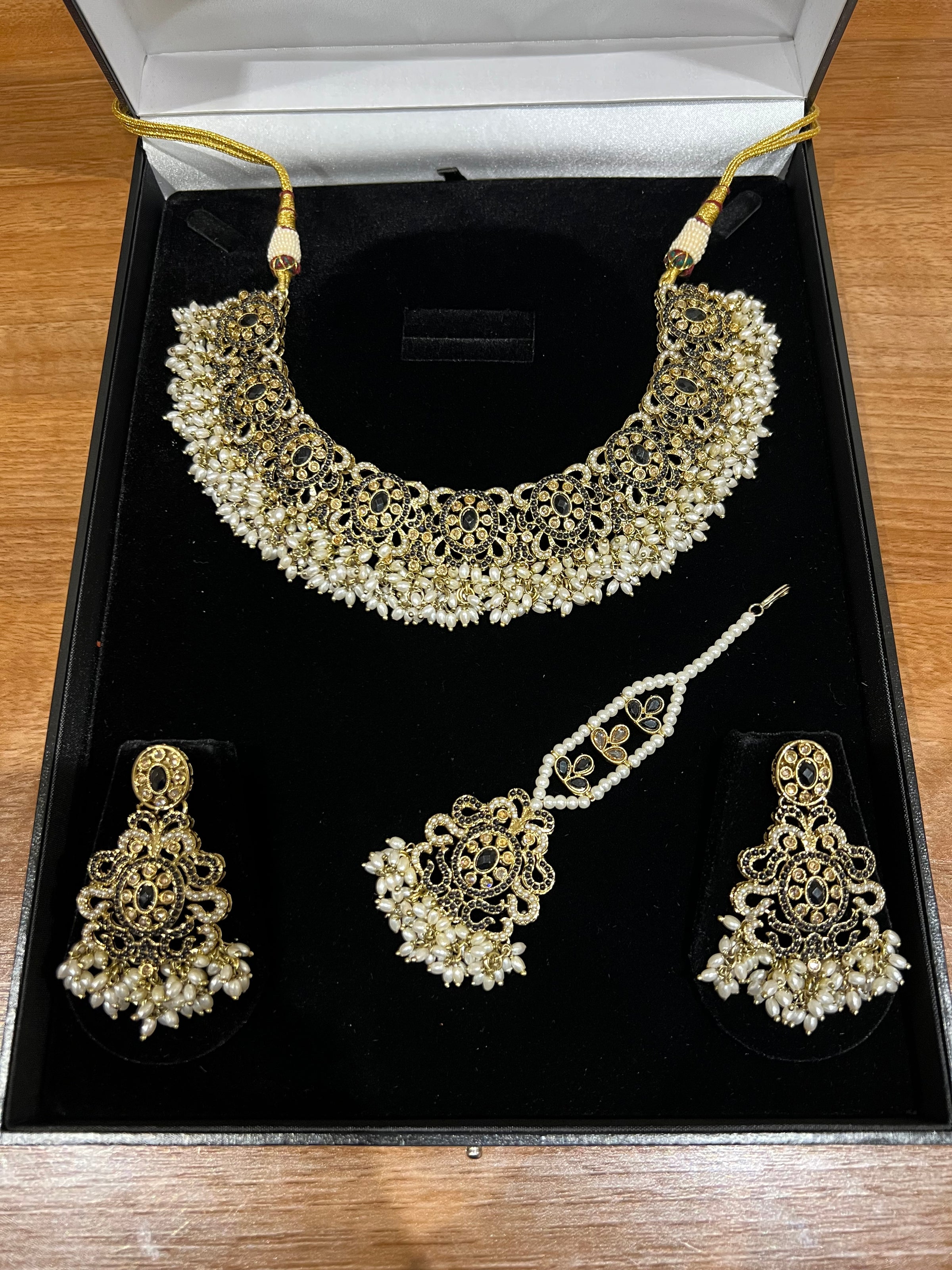 FARIYA - Black